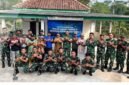 Komandan Skadron 12/Amur Jaya Yudha Letkol Cpn Bayu Anindito Adi Nugroho, M.Han., M.H.I., berfoto bersama personel Skadron 12/AJY, aparatur Kampung Ramsai, dan warga usai peresmian bantuan pembangunan kamar mandi layak huni bagi keluarga kurang mampu di Kampung Ramsai, Kecamatan Way Tuba, Kabupaten Way Kanan, Selasa (30/6/2026). [Rm]