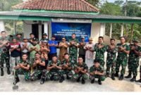 Komandan Skadron 12/Amur Jaya Yudha Letkol Cpn Bayu Anindito Adi Nugroho, M.Han., M.H.I., berfoto bersama personel Skadron 12/AJY, aparatur Kampung Ramsai, dan warga usai peresmian bantuan pembangunan kamar mandi layak huni bagi keluarga kurang mampu di Kampung Ramsai, Kecamatan Way Tuba, Kabupaten Way Kanan, Selasa (30/6/2026). [Rm]