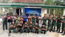 Komandan Skadron 12/Amur Jaya Yudha Letkol Cpn Bayu Anindito Adi Nugroho, M.Han., M.H.I., berfoto bersama personel Skadron 12/AJY, aparatur Kampung Ramsai, dan warga usai peresmian bantuan pembangunan kamar mandi layak huni bagi keluarga kurang mampu di Kampung Ramsai, Kecamatan Way Tuba, Kabupaten Way Kanan, Selasa (30/6/2026). [Rm]