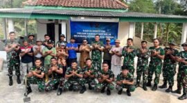 Komandan Skadron 12/Amur Jaya Yudha Letkol Cpn Bayu Anindito Adi Nugroho, M.Han., M.H.I., berfoto bersama personel Skadron 12/AJY, aparatur Kampung Ramsai, dan warga usai peresmian bantuan pembangunan kamar mandi layak huni bagi keluarga kurang mampu di Kampung Ramsai, Kecamatan Way Tuba, Kabupaten Way Kanan, Selasa (30/6/2026). [Rm]