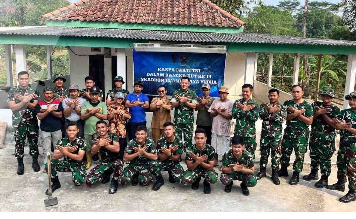 Komandan Skadron 12/Amur Jaya Yudha Letkol Cpn Bayu Anindito Adi Nugroho, M.Han., M.H.I., berfoto bersama personel Skadron 12/AJY, aparatur Kampung Ramsai, dan warga usai peresmian bantuan pembangunan kamar mandi layak huni bagi keluarga kurang mampu di Kampung Ramsai, Kecamatan Way Tuba, Kabupaten Way Kanan, Selasa (30/6/2026). [Rm]