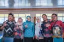 Ketua Tim Penggerak PKK Provinsi Lampung, Purnama Wulan Sari Mirza, mengikuti vaksinasi Human Papillomavirus (HPV) dosis ketiga dalam pelaksanaan Gerakan Sejuta Vaksin HPV bagi Aparatur Sipil Negara (ASN) yang digelar dalam rangka memperingati Hari Ulang Tahun (HUT) KORPRI ke-54.[De]