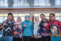 Ketua Tim Penggerak PKK Provinsi Lampung, Purnama Wulan Sari Mirza, mengikuti vaksinasi Human Papillomavirus (HPV) dosis ketiga dalam pelaksanaan Gerakan Sejuta Vaksin HPV bagi Aparatur Sipil Negara (ASN) yang digelar dalam rangka memperingati Hari Ulang Tahun (HUT) KORPRI ke-54.[De]