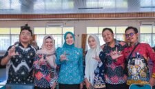 Ketua Tim Penggerak PKK Provinsi Lampung, Purnama Wulan Sari Mirza, mengikuti vaksinasi Human Papillomavirus (HPV) dosis ketiga dalam pelaksanaan Gerakan Sejuta Vaksin HPV bagi Aparatur Sipil Negara (ASN) yang digelar dalam rangka memperingati Hari Ulang Tahun (HUT) KORPRI ke-54.[De]