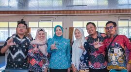 Ketua Tim Penggerak PKK Provinsi Lampung, Purnama Wulan Sari Mirza, mengikuti vaksinasi Human Papillomavirus (HPV) dosis ketiga dalam pelaksanaan Gerakan Sejuta Vaksin HPV bagi Aparatur Sipil Negara (ASN) yang digelar dalam rangka memperingati Hari Ulang Tahun (HUT) KORPRI ke-54.[De]