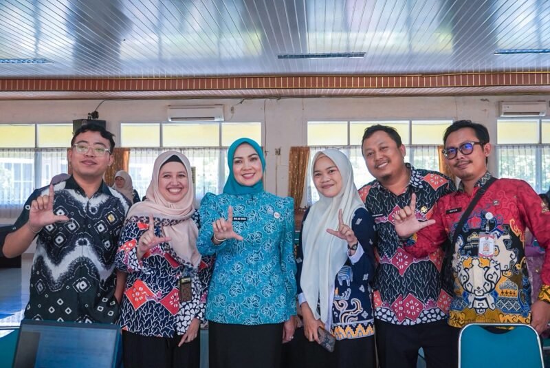 Ketua Tim Penggerak PKK Provinsi Lampung, Purnama Wulan Sari Mirza, mengikuti vaksinasi Human Papillomavirus (HPV) dosis ketiga dalam pelaksanaan Gerakan Sejuta Vaksin HPV bagi Aparatur Sipil Negara (ASN) yang digelar dalam rangka memperingati Hari Ulang Tahun (HUT) KORPRI ke-54.[De]