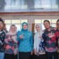 Ketua Tim Penggerak PKK Provinsi Lampung, Purnama Wulan Sari Mirza, mengikuti vaksinasi Human Papillomavirus (HPV) dosis ketiga dalam pelaksanaan Gerakan Sejuta Vaksin HPV bagi Aparatur Sipil Negara (ASN) yang digelar dalam rangka memperingati Hari Ulang Tahun (HUT) KORPRI ke-54.[De]