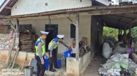 Satlantas Polres Mesuji, Polda Lampung, menggelar kegiatan bakti sosial TASI BERKAH PRESISI atau sedekah Jumat, dengan membagikan puluhan paket sembako langsung kepada masyarakat kurang mampu yang berada di wilayah Hukum Polres Mesuji, jumat (03/07/2026).[Nya]