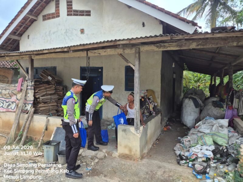 Satlantas Polres Mesuji, Polda Lampung, menggelar kegiatan bakti sosial TASI BERKAH PRESISI atau sedekah Jumat, dengan membagikan puluhan paket sembako langsung kepada masyarakat kurang mampu yang berada di wilayah Hukum Polres Mesuji, jumat (03/07/2026).[Nya]