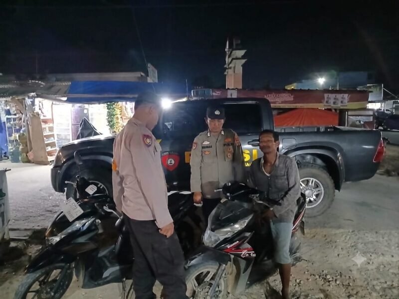 Personel Polsek Simpang Pematang, Polres Mesuji, melaksanakan kegiatan Patroli Keamanan dan Ketertiban Umum serta Kegiatan Rutin Yang Ditingkatkan (KRYD) secara terpadu di seputaran wilayah hukumnya, tepatnya di Desa Simpang Pematang, Desa Budi Aji, dan Desa Mukti Karya, minggu (05/07/26) malam.[Na]