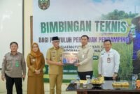 Pemerintah Provinsi Lampung memperkuat sektor pertanian berbasis kerakyatan melalui program optimalisasi penggunaan Pupuk Hayati Cair (PHC) guna mendongkrak produktivitas komoditas unggulan daerah sekaligus mewujudkan swasembada pangan nasional. []
