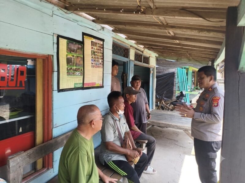 Pasca terjadinya pembunuhan satwa atau binatang yang dilindungi, Jajaran Sat Binmas Polres Mesuji melaksanakan Sambang, Tatap Muka dan Penyuluhan (Binluh) kepada masyarakat yang berada di Simpang D, Kawasan Register 45, Kecamatan Mesuji Timur, Kabupaten Mesuji.[Nya]