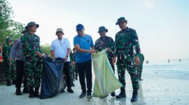 Gubernur Lampung, Rahmat Mirzani Djausal menyerukan kepada seluruh elemen masyarakat untuk menjadikan gerakan bersih-bersih lingkungan pesisir sebagai karakter dan kebiasaan sehari-hari.[]
