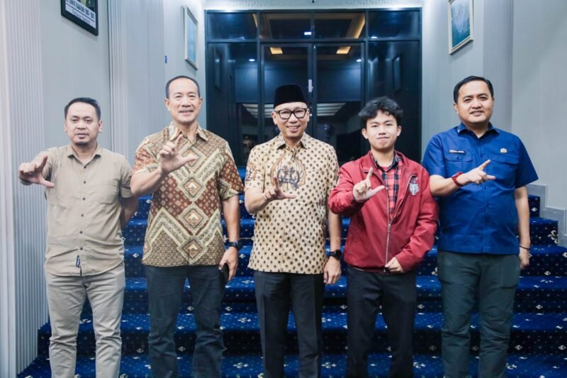 Gubernur Lampung Rahmat Mirzani Djausal menerima kunjungan siswa Madrasah Aliyah Negeri (MAN) 1 Bandar Lampung, Riski Muhammad Ivan, di Ruang Kerja Gubernur, Jumat (10/7/2026).[]