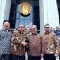 Ketua MPR RI Ahmad Muzani menegaskan bahwa menjaga independensi kekuasaan kehakiman merupakan syarat utama untuk memperkuat Indonesia sebagai negara hukum. Penegasan itu disampaikan Muzani, usai pertemuan pimpinan MPR dengan pimpinan Mahkamah Agung (MA) dalam agenda silaturahmi kebangsaan menjelang Sidang Tahunan MPR 2026.[]