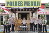 Diwakili oleh Waka Polres, Kapolres Mesuji kembali menerima penyerahan Sebelas (11) Pucuk Senjata Api Rakitan (Senpira) dan empat butir Amunisi dengan sukarela dari tokoh masyarakat tiga desa di Kecamatan Simpang Pematang. Bertempat di halaman Mapolres setempat.[Na]