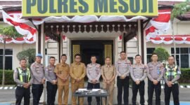 Diwakili oleh Waka Polres, Kapolres Mesuji kembali menerima penyerahan Sebelas (11) Pucuk Senjata Api Rakitan (Senpira) dan empat butir Amunisi dengan sukarela dari tokoh masyarakat tiga desa di Kecamatan Simpang Pematang. Bertempat di halaman Mapolres setempat.[Na]