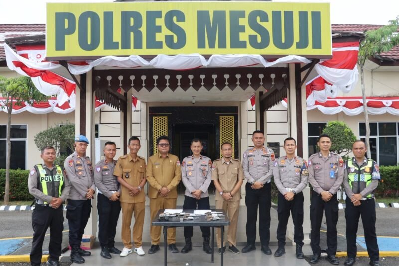 Diwakili oleh Waka Polres, Kapolres Mesuji kembali menerima penyerahan Sebelas (11) Pucuk Senjata Api Rakitan (Senpira) dan empat butir Amunisi dengan sukarela dari tokoh masyarakat tiga desa di Kecamatan Simpang Pematang. Bertempat di halaman Mapolres setempat.[Na]