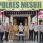 Diwakili oleh Waka Polres, Kapolres Mesuji kembali menerima penyerahan Sebelas (11) Pucuk Senjata Api Rakitan (Senpira) dan empat butir Amunisi dengan sukarela dari tokoh masyarakat tiga desa di Kecamatan Simpang Pematang. Bertempat di halaman Mapolres setempat.[Na]