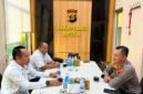Dalam rangka memperkuat sinergi antarinstansi sekaligus mewujudkan penyelenggaraan pelayanan pertanahan yang profesional, akuntabel, dan berorientasi pada kepastian hukum, Kepala Kantor Kementerian Agraria dan Tata Ruang/Badan Pertanahan Nasional (ATR/BPN) Kabupaten Mesuji, Endi Purnomo, melaksanakan koordinasi dengan Wakil Kepala Kepolisian Resor (Wakapolres) Mesuji, Kompol Trisno Sigit, S.H., M.H., pada Rabu (15/07/2026).