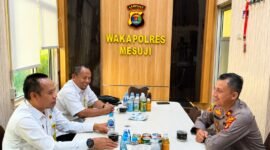 Dalam rangka memperkuat sinergi antarinstansi sekaligus mewujudkan penyelenggaraan pelayanan pertanahan yang profesional, akuntabel, dan berorientasi pada kepastian hukum, Kepala Kantor Kementerian Agraria dan Tata Ruang/Badan Pertanahan Nasional (ATR/BPN) Kabupaten Mesuji, Endi Purnomo, melaksanakan koordinasi dengan Wakil Kepala Kepolisian Resor (Wakapolres) Mesuji, Kompol Trisno Sigit, S.H., M.H., pada Rabu (15/07/2026).[Na]