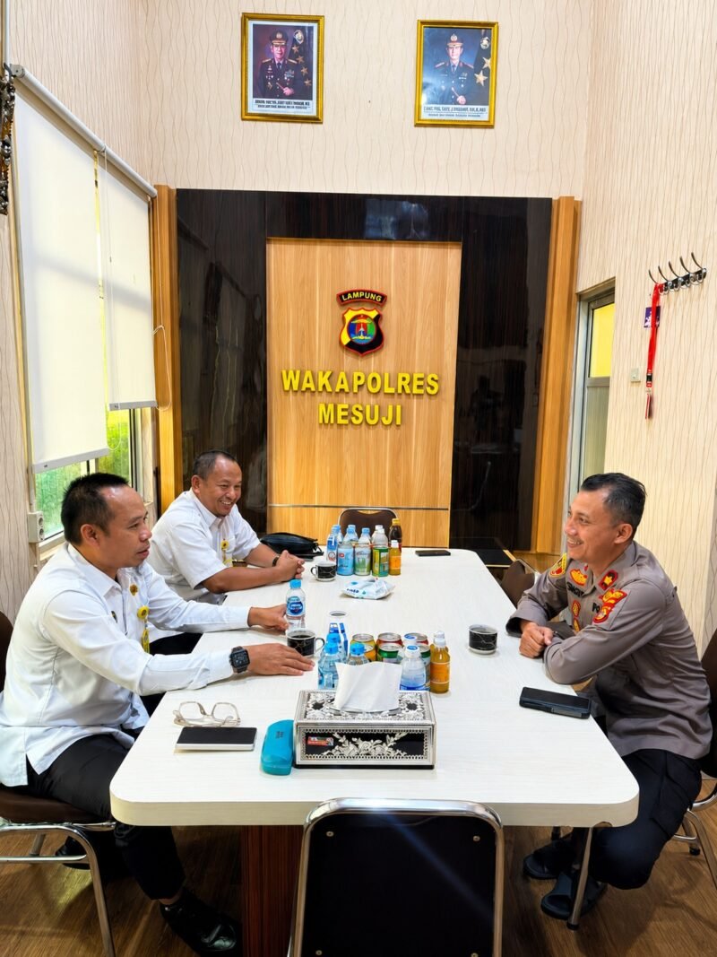 Dalam rangka memperkuat sinergi antarinstansi sekaligus mewujudkan penyelenggaraan pelayanan pertanahan yang profesional, akuntabel, dan berorientasi pada kepastian hukum, Kepala Kantor Kementerian Agraria dan Tata Ruang/Badan Pertanahan Nasional (ATR/BPN) Kabupaten Mesuji, Endi Purnomo, melaksanakan koordinasi dengan Wakil Kepala Kepolisian Resor (Wakapolres) Mesuji, Kompol Trisno Sigit, S.H., M.H., pada Rabu (15/07/2026).[Na]