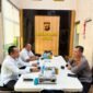 Dalam rangka memperkuat sinergi antarinstansi sekaligus mewujudkan penyelenggaraan pelayanan pertanahan yang profesional, akuntabel, dan berorientasi pada kepastian hukum, Kepala Kantor Kementerian Agraria dan Tata Ruang/Badan Pertanahan Nasional (ATR/BPN) Kabupaten Mesuji, Endi Purnomo, melaksanakan koordinasi dengan Wakil Kepala Kepolisian Resor (Wakapolres) Mesuji, Kompol Trisno Sigit, S.H., M.H., pada Rabu (15/07/2026).[Na]