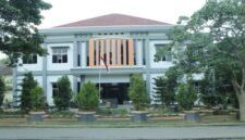 Program Studi Hukum Keluarga (Ahwal Syakhshiyah) Fakultas Syariah Universitas Islam Negeri (UIN) Raden Intan Lampung (RIL) resmi meraih predikat Akreditasi Unggul dari Badan Akreditasi Nasional Perguruan Tinggi (BAN-PT).[De]