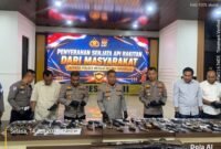 Jajaran Polres Mesuji mencatat capaian positif selama periode 1 Juli hingga 14 Juli 2026, di mana sebanyak 80 pucuk senjata api rakitan (Senpira) berbagai jenis serta 85 butir amunisi berbagai kaliber berhasil diserahkan secara sukarela oleh masyarakat melalui peran aktif para kepala desa, tokoh masyarakat, tokoh agama, dan tokoh adat di wilayah Kabupaten Mesuji.[Na]