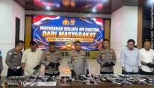 Jajaran Polres Mesuji mencatat capaian positif selama periode 1 Juli hingga 14 Juli 2026, di mana sebanyak 80 pucuk senjata api rakitan (Senpira) berbagai jenis serta 85 butir amunisi berbagai kaliber berhasil diserahkan secara sukarela oleh masyarakat melalui peran aktif para kepala desa, tokoh masyarakat, tokoh agama, dan tokoh adat di wilayah Kabupaten Mesuji.[Na]