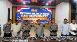 Jajaran Polres Mesuji mencatat capaian positif selama periode 1 Juli hingga 14 Juli 2026, di mana sebanyak 80 pucuk senjata api rakitan (Senpira) berbagai jenis serta 85 butir amunisi berbagai kaliber berhasil diserahkan secara sukarela oleh masyarakat melalui peran aktif para kepala desa, tokoh masyarakat, tokoh agama, dan tokoh adat di wilayah Kabupaten Mesuji.[Na]