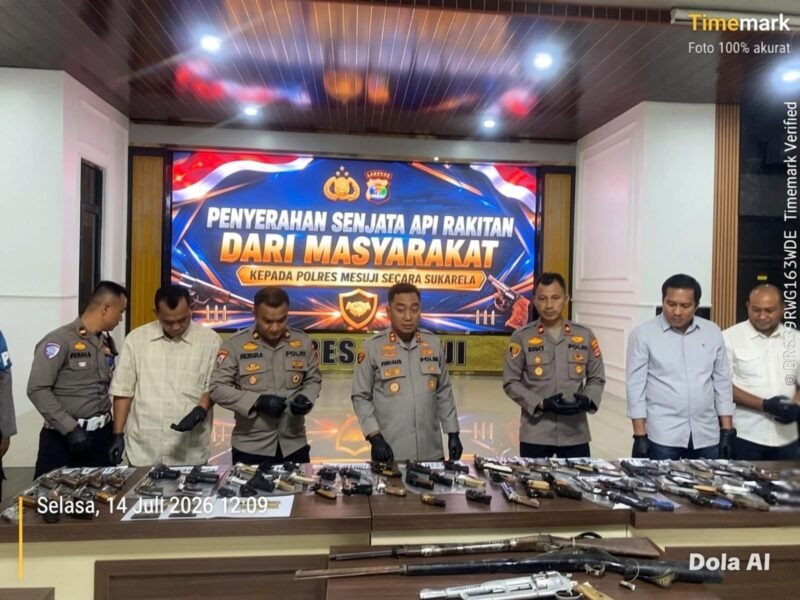 Jajaran Polres Mesuji mencatat capaian positif selama periode 1 Juli hingga 14 Juli 2026, di mana sebanyak 80 pucuk senjata api rakitan (Senpira) berbagai jenis serta 85 butir amunisi berbagai kaliber berhasil diserahkan secara sukarela oleh masyarakat melalui peran aktif para kepala desa, tokoh masyarakat, tokoh agama, dan tokoh adat di wilayah Kabupaten Mesuji.[Na]