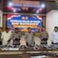 Jajaran Polres Mesuji mencatat capaian positif selama periode 1 Juli hingga 14 Juli 2026, di mana sebanyak 80 pucuk senjata api rakitan (Senpira) berbagai jenis serta 85 butir amunisi berbagai kaliber berhasil diserahkan secara sukarela oleh masyarakat melalui peran aktif para kepala desa, tokoh masyarakat, tokoh agama, dan tokoh adat di wilayah Kabupaten Mesuji.[Na]