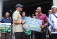 GUBERNUR Lampung menyerahkan bantuan Kredit Usaha Rakyat (KUR), bantuan rehabilitasi tanaman lada, peremajaan kopi, serta perluasan areal kakao bagi kelompok tani di Kecamatan Bandar Negeri Suoh. [Na]