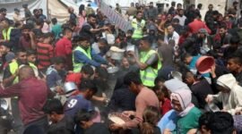 Warga Palestina menerima makanan gratis dari pusat distribusi makanan di Gaza City . [Xin]