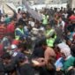 Warga Palestina menerima makanan gratis dari pusat distribusi makanan di Gaza City . [Xin]