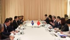 Menteri Luar Negeri China Wang Yi, yang juga merupakan anggota Biro Politik Komite Sentral Partai Komunis China (Communist Party of China/CPC), bertemu dengan Sekretaris Jenderal ASEAN Kao Kim Hourn di Manila, Filipina, pada 21 Juli 2026. [Xin]