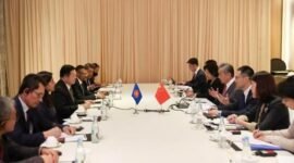 Menteri Luar Negeri China Wang Yi, yang juga merupakan anggota Biro Politik Komite Sentral Partai Komunis China (Communist Party of China/CPC), bertemu dengan Sekretaris Jenderal ASEAN Kao Kim Hourn di Manila, Filipina, pada 21 Juli 2026. [Xin]