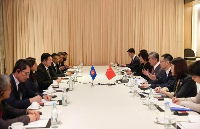 Menteri Luar Negeri China Wang Yi, yang juga merupakan anggota Biro Politik Komite Sentral Partai Komunis China (Communist Party of China/CPC), bertemu dengan Sekretaris Jenderal ASEAN Kao Kim Hourn di Manila, Filipina, pada 21 Juli 2026. [Xin]