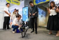 
Jurnalis dan pemengaruh media sosial dari negara-negara ASEAN berinteraksi dengan robot anjing di zona robotika di Shenzhen, Provinsi Guangdong, China selatan, pada 29 Juli 2026. [Xin]