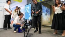 
Jurnalis dan pemengaruh media sosial dari negara-negara ASEAN berinteraksi dengan robot anjing di zona robotika di Shenzhen, Provinsi Guangdong, China selatan, pada 29 Juli 2026. [Xin]