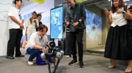 
Jurnalis dan pemengaruh media sosial dari negara-negara ASEAN berinteraksi dengan robot anjing di zona robotika di Shenzhen, Provinsi Guangdong, China selatan, pada 29 Juli 2026. [Xin]