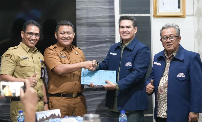 Sekda Metro Ahmad Hariyanto dan Kadiskominfo Saat Menerima Kunjungan JMSI Lampung