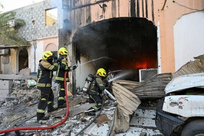 Badan Pertahanan Sipil Bahrain memadamkan kebakaran yang dipicu oleh puing-puing drone Iran yang jatuh setelah dicegat di Hamad Town, Bahrain, pada 11 Juni 2026. [Xin]