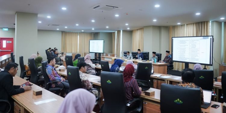 Pusat Sertifikasi, Akreditasi dan Layanan Internasional Lembaga Penjaminan Mutu (LPM) Universitas Islam Negeri (UIN) Raden Intan Lampung (RIL) mematangkan persiapan kerja Tim Ad Hoc Pemeringkatan, Akreditasi dan Layanan Internasional di Ruang Sidang lt.8, Rabu (20/5/2026).[De]