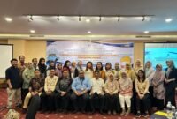 BANDAR LAMPUNG – Empat dosen Universitas Islam Negeri (UIN) Raden Intan Lampung mengikuti kegiatan Pelayanan Profesional terhadap Lembaga Penyelenggara BIPA: Penguatan Kompetensi Pengajar BIPA Berbasis SKKNI yang diselenggarakan Balai Bahasa Provinsi Lampung di Hotel Golden Tulip Springhill, Bandar Lampung, Selasa-Rabu (28-29/4/2026).Keempat dosen tersebut yakni Istiqomah Nur Rahmawati, M.Pd., Septa Aryanika, M.Pd., Heni Verawati, M.A., dan Era Octafiona, M.Pd. Mereka berasal dari rumpun keilmuan bahasa, meliputi Pendidikan Bahasa Inggris, Pendidikan Bahasa Arab, dan Pendidikan Bahasa Indonesia.Kegiatan ini dilaksanakan seiring diterbitkannya Standar Kompetensi Kerja Nasional Indonesia (SKKNI) Jabatan Kerja Pengajar Bahasa Indonesia bagi Penutur Asing (BIPA) serta jenjang kualifikasi bidang pengajaran BIPA pada Kerangka Kualifikasi Nasional Indonesia (KKNI).Melalui kegiatan tersebut, peserta memperoleh penguatan terkait komponen industri, pedagogi, diplomasi, hingga jenjang kualifikasi pengajaran BIPA berbasis SKKNI.Pada hari pertama, materi mengenai komponen industri dalam SKKNI BIPA disampaikan oleh Dinas Tenaga Kerja Provinsi Lampung. Peserta juga mendapatkan penguatan komponen pedagogi dalam SKKNI BIPA dari Dr. Aria Septi Anggaira, M.Pd., yang membahas standar kompetensi pengajar BIPA dari aspek profesional dan metodologis pembelajaran bagi penutur asing.Sementara itu, pada hari kedua, peserta menerima materi tentang komponen diplomasi dalam SKKNI BIPA dan jenjang kualifikasi bidang pengajaran BIPA pada KKNI yang disampaikan Prof. Dr. Gatut Susanto, M.M., M.Pd.Kegiatan juga dilanjutkan dengan musyawarah APPBIPA Lampung sebagai ruang koordinasi dan penguatan jejaring antarlembaga penyelenggara BIPA di Provinsi Lampung.Keikutsertaan dosen UIN Raden Intan Lampung dalam kegiatan ini menjadi bagian dari upaya penguatan internasionalisasi kampus, khususnya melalui pengembangan program Bahasa Indonesia bagi Penutur Asing.Selain menjadi sarana pembelajaran bahasa Indonesia bagi mahasiswa asing, program BIPA juga dinilai memiliki peran dalam memperkenalkan budaya Indonesia, nilai akademik, serta identitas keindonesiaan kepada masyarakat global.Dalam konteks perguruan tinggi keagamaan Islam, pengembangan BIPA juga dapat menjadi media untuk memperkenalkan budaya lokal Lampung dan nilai-nilai moderasi beragama kepada mahasiswa internasional.Melalui penguatan kompetensi pengajar berbasis SKKNI ini, UIN Raden Intan Lampung diharapkan semakin siap mengembangkan program BIPA yang profesional dan terstandar, sekaligus mendukung perluasan kerja sama internasional dan layanan akademik bagi mahasiswa mancanegara. [De]