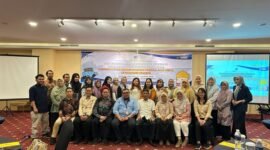 BANDAR LAMPUNG – Empat dosen Universitas Islam Negeri (UIN) Raden Intan Lampung mengikuti kegiatan Pelayanan Profesional terhadap Lembaga Penyelenggara BIPA: Penguatan Kompetensi Pengajar BIPA Berbasis SKKNI yang diselenggarakan Balai Bahasa Provinsi Lampung di Hotel Golden Tulip Springhill, Bandar Lampung, Selasa-Rabu (28-29/4/2026).Keempat dosen tersebut yakni Istiqomah Nur Rahmawati, M.Pd., Septa Aryanika, M.Pd., Heni Verawati, M.A., dan Era Octafiona, M.Pd. Mereka berasal dari rumpun keilmuan bahasa, meliputi Pendidikan Bahasa Inggris, Pendidikan Bahasa Arab, dan Pendidikan Bahasa Indonesia.Kegiatan ini dilaksanakan seiring diterbitkannya Standar Kompetensi Kerja Nasional Indonesia (SKKNI) Jabatan Kerja Pengajar Bahasa Indonesia bagi Penutur Asing (BIPA) serta jenjang kualifikasi bidang pengajaran BIPA pada Kerangka Kualifikasi Nasional Indonesia (KKNI).Melalui kegiatan tersebut, peserta memperoleh penguatan terkait komponen industri, pedagogi, diplomasi, hingga jenjang kualifikasi pengajaran BIPA berbasis SKKNI.Pada hari pertama, materi mengenai komponen industri dalam SKKNI BIPA disampaikan oleh Dinas Tenaga Kerja Provinsi Lampung. Peserta juga mendapatkan penguatan komponen pedagogi dalam SKKNI BIPA dari Dr. Aria Septi Anggaira, M.Pd., yang membahas standar kompetensi pengajar BIPA dari aspek profesional dan metodologis pembelajaran bagi penutur asing.Sementara itu, pada hari kedua, peserta menerima materi tentang komponen diplomasi dalam SKKNI BIPA dan jenjang kualifikasi bidang pengajaran BIPA pada KKNI yang disampaikan Prof. Dr. Gatut Susanto, M.M., M.Pd.Kegiatan juga dilanjutkan dengan musyawarah APPBIPA Lampung sebagai ruang koordinasi dan penguatan jejaring antarlembaga penyelenggara BIPA di Provinsi Lampung.Keikutsertaan dosen UIN Raden Intan Lampung dalam kegiatan ini menjadi bagian dari upaya penguatan internasionalisasi kampus, khususnya melalui pengembangan program Bahasa Indonesia bagi Penutur Asing.Selain menjadi sarana pembelajaran bahasa Indonesia bagi mahasiswa asing, program BIPA juga dinilai memiliki peran dalam memperkenalkan budaya Indonesia, nilai akademik, serta identitas keindonesiaan kepada masyarakat global.Dalam konteks perguruan tinggi keagamaan Islam, pengembangan BIPA juga dapat menjadi media untuk memperkenalkan budaya lokal Lampung dan nilai-nilai moderasi beragama kepada mahasiswa internasional.Melalui penguatan kompetensi pengajar berbasis SKKNI ini, UIN Raden Intan Lampung diharapkan semakin siap mengembangkan program BIPA yang profesional dan terstandar, sekaligus mendukung perluasan kerja sama internasional dan layanan akademik bagi mahasiswa mancanegara. [De]