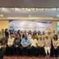 BANDAR LAMPUNG – Empat dosen Universitas Islam Negeri (UIN) Raden Intan Lampung mengikuti kegiatan Pelayanan Profesional terhadap Lembaga Penyelenggara BIPA: Penguatan Kompetensi Pengajar BIPA Berbasis SKKNI yang diselenggarakan Balai Bahasa Provinsi Lampung di Hotel Golden Tulip Springhill, Bandar Lampung, Selasa-Rabu (28-29/4/2026).Keempat dosen tersebut yakni Istiqomah Nur Rahmawati, M.Pd., Septa Aryanika, M.Pd., Heni Verawati, M.A., dan Era Octafiona, M.Pd. Mereka berasal dari rumpun keilmuan bahasa, meliputi Pendidikan Bahasa Inggris, Pendidikan Bahasa Arab, dan Pendidikan Bahasa Indonesia.Kegiatan ini dilaksanakan seiring diterbitkannya Standar Kompetensi Kerja Nasional Indonesia (SKKNI) Jabatan Kerja Pengajar Bahasa Indonesia bagi Penutur Asing (BIPA) serta jenjang kualifikasi bidang pengajaran BIPA pada Kerangka Kualifikasi Nasional Indonesia (KKNI).Melalui kegiatan tersebut, peserta memperoleh penguatan terkait komponen industri, pedagogi, diplomasi, hingga jenjang kualifikasi pengajaran BIPA berbasis SKKNI.Pada hari pertama, materi mengenai komponen industri dalam SKKNI BIPA disampaikan oleh Dinas Tenaga Kerja Provinsi Lampung. Peserta juga mendapatkan penguatan komponen pedagogi dalam SKKNI BIPA dari Dr. Aria Septi Anggaira, M.Pd., yang membahas standar kompetensi pengajar BIPA dari aspek profesional dan metodologis pembelajaran bagi penutur asing.Sementara itu, pada hari kedua, peserta menerima materi tentang komponen diplomasi dalam SKKNI BIPA dan jenjang kualifikasi bidang pengajaran BIPA pada KKNI yang disampaikan Prof. Dr. Gatut Susanto, M.M., M.Pd.Kegiatan juga dilanjutkan dengan musyawarah APPBIPA Lampung sebagai ruang koordinasi dan penguatan jejaring antarlembaga penyelenggara BIPA di Provinsi Lampung.Keikutsertaan dosen UIN Raden Intan Lampung dalam kegiatan ini menjadi bagian dari upaya penguatan internasionalisasi kampus, khususnya melalui pengembangan program Bahasa Indonesia bagi Penutur Asing.Selain menjadi sarana pembelajaran bahasa Indonesia bagi mahasiswa asing, program BIPA juga dinilai memiliki peran dalam memperkenalkan budaya Indonesia, nilai akademik, serta identitas keindonesiaan kepada masyarakat global.Dalam konteks perguruan tinggi keagamaan Islam, pengembangan BIPA juga dapat menjadi media untuk memperkenalkan budaya lokal Lampung dan nilai-nilai moderasi beragama kepada mahasiswa internasional.Melalui penguatan kompetensi pengajar berbasis SKKNI ini, UIN Raden Intan Lampung diharapkan semakin siap mengembangkan program BIPA yang profesional dan terstandar, sekaligus mendukung perluasan kerja sama internasional dan layanan akademik bagi mahasiswa mancanegara. [De]