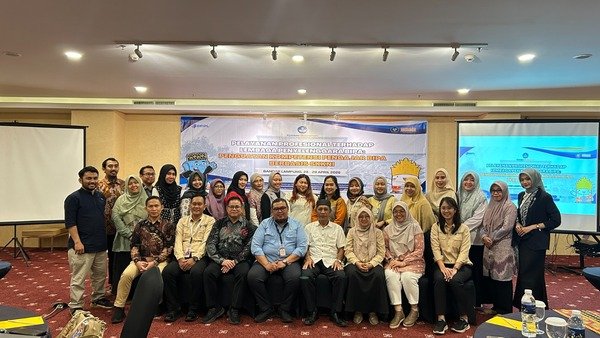 BANDAR LAMPUNG – Empat dosen Universitas Islam Negeri (UIN) Raden Intan Lampung mengikuti kegiatan Pelayanan Profesional terhadap Lembaga Penyelenggara BIPA: Penguatan Kompetensi Pengajar BIPA Berbasis SKKNI yang diselenggarakan Balai Bahasa Provinsi Lampung di Hotel Golden Tulip Springhill, Bandar Lampung, Selasa-Rabu (28-29/4/2026).Keempat dosen tersebut yakni Istiqomah Nur Rahmawati, M.Pd., Septa Aryanika, M.Pd., Heni Verawati, M.A., dan Era Octafiona, M.Pd. Mereka berasal dari rumpun keilmuan bahasa, meliputi Pendidikan Bahasa Inggris, Pendidikan Bahasa Arab, dan Pendidikan Bahasa Indonesia.Kegiatan ini dilaksanakan seiring diterbitkannya Standar Kompetensi Kerja Nasional Indonesia (SKKNI) Jabatan Kerja Pengajar Bahasa Indonesia bagi Penutur Asing (BIPA) serta jenjang kualifikasi bidang pengajaran BIPA pada Kerangka Kualifikasi Nasional Indonesia (KKNI).Melalui kegiatan tersebut, peserta memperoleh penguatan terkait komponen industri, pedagogi, diplomasi, hingga jenjang kualifikasi pengajaran BIPA berbasis SKKNI.Pada hari pertama, materi mengenai komponen industri dalam SKKNI BIPA disampaikan oleh Dinas Tenaga Kerja Provinsi Lampung. Peserta juga mendapatkan penguatan komponen pedagogi dalam SKKNI BIPA dari Dr. Aria Septi Anggaira, M.Pd., yang membahas standar kompetensi pengajar BIPA dari aspek profesional dan metodologis pembelajaran bagi penutur asing.Sementara itu, pada hari kedua, peserta menerima materi tentang komponen diplomasi dalam SKKNI BIPA dan jenjang kualifikasi bidang pengajaran BIPA pada KKNI yang disampaikan Prof. Dr. Gatut Susanto, M.M., M.Pd.Kegiatan juga dilanjutkan dengan musyawarah APPBIPA Lampung sebagai ruang koordinasi dan penguatan jejaring antarlembaga penyelenggara BIPA di Provinsi Lampung.Keikutsertaan dosen UIN Raden Intan Lampung dalam kegiatan ini menjadi bagian dari upaya penguatan internasionalisasi kampus, khususnya melalui pengembangan program Bahasa Indonesia bagi Penutur Asing.Selain menjadi sarana pembelajaran bahasa Indonesia bagi mahasiswa asing, program BIPA juga dinilai memiliki peran dalam memperkenalkan budaya Indonesia, nilai akademik, serta identitas keindonesiaan kepada masyarakat global.Dalam konteks perguruan tinggi keagamaan Islam, pengembangan BIPA juga dapat menjadi media untuk memperkenalkan budaya lokal Lampung dan nilai-nilai moderasi beragama kepada mahasiswa internasional.Melalui penguatan kompetensi pengajar berbasis SKKNI ini, UIN Raden Intan Lampung diharapkan semakin siap mengembangkan program BIPA yang profesional dan terstandar, sekaligus mendukung perluasan kerja sama internasional dan layanan akademik bagi mahasiswa mancanegara. [De]