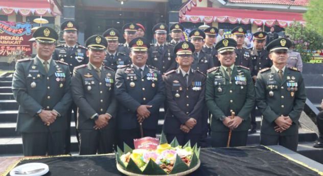 pelaksanan upacara peringatan Hari Bhayangkara ke-80, Polres Way Kanan mendapat kejutan dari Kodim 0427 Way Kanan.[Rm]